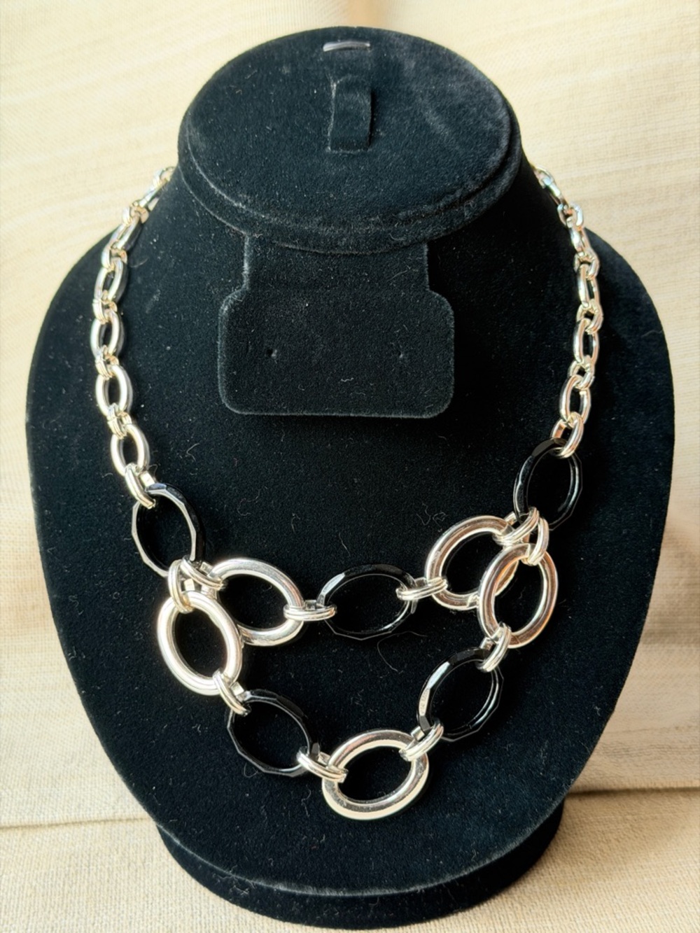 Dana BUCHMAN added & Elegant Silver Tone Necklace & earrings with Clear Crystals - Picture 11 of 11